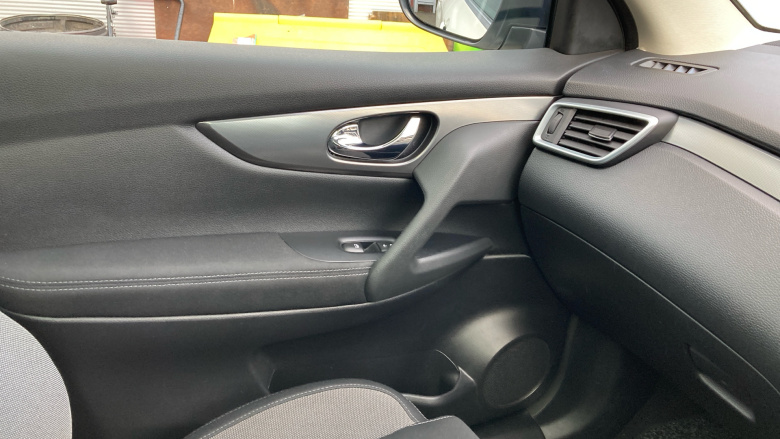 Nissan Qashqai 1.2 DiG-T N-Connecta 5dr Petrol Hatchback